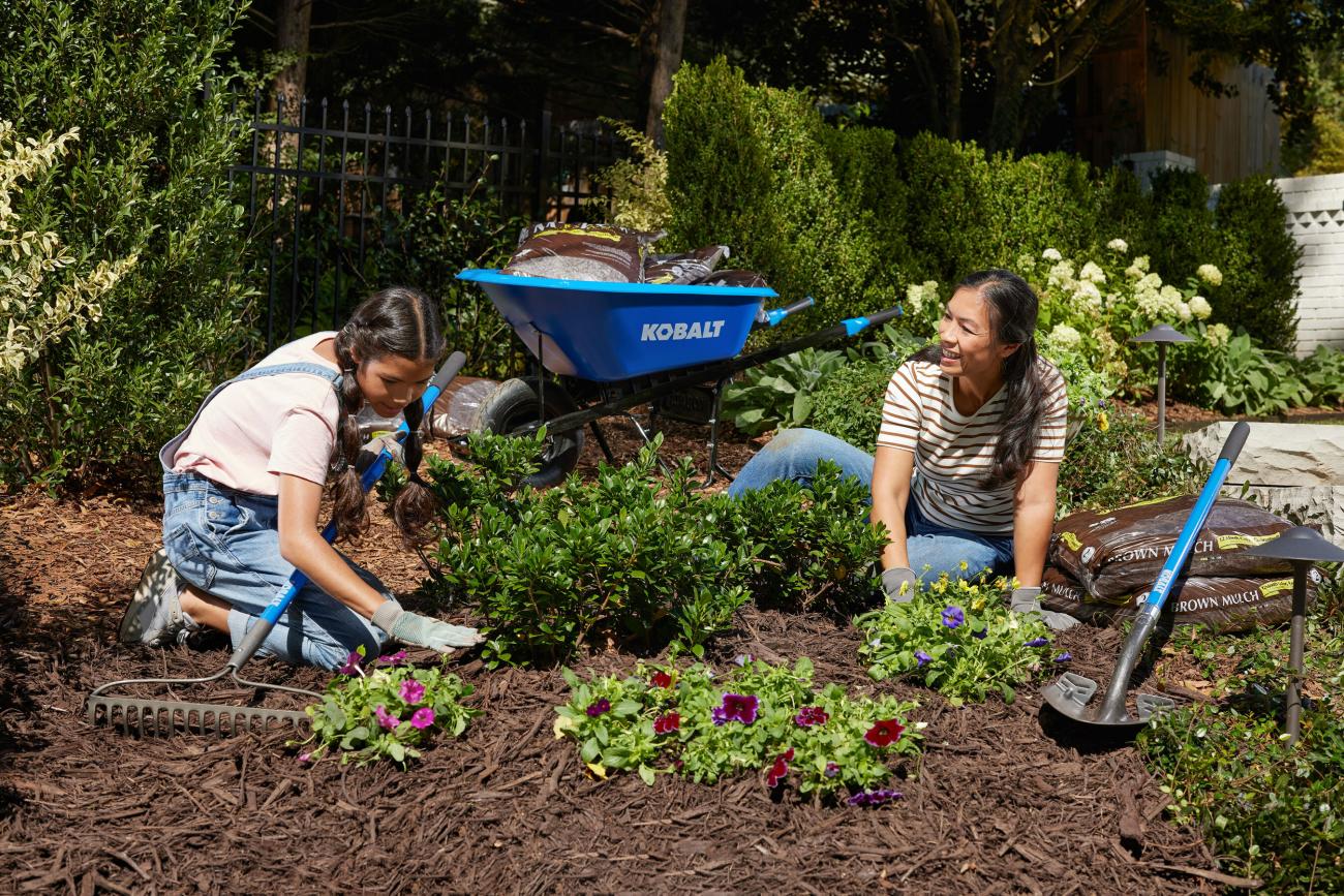 Lowe's SpringFest - customers mulching